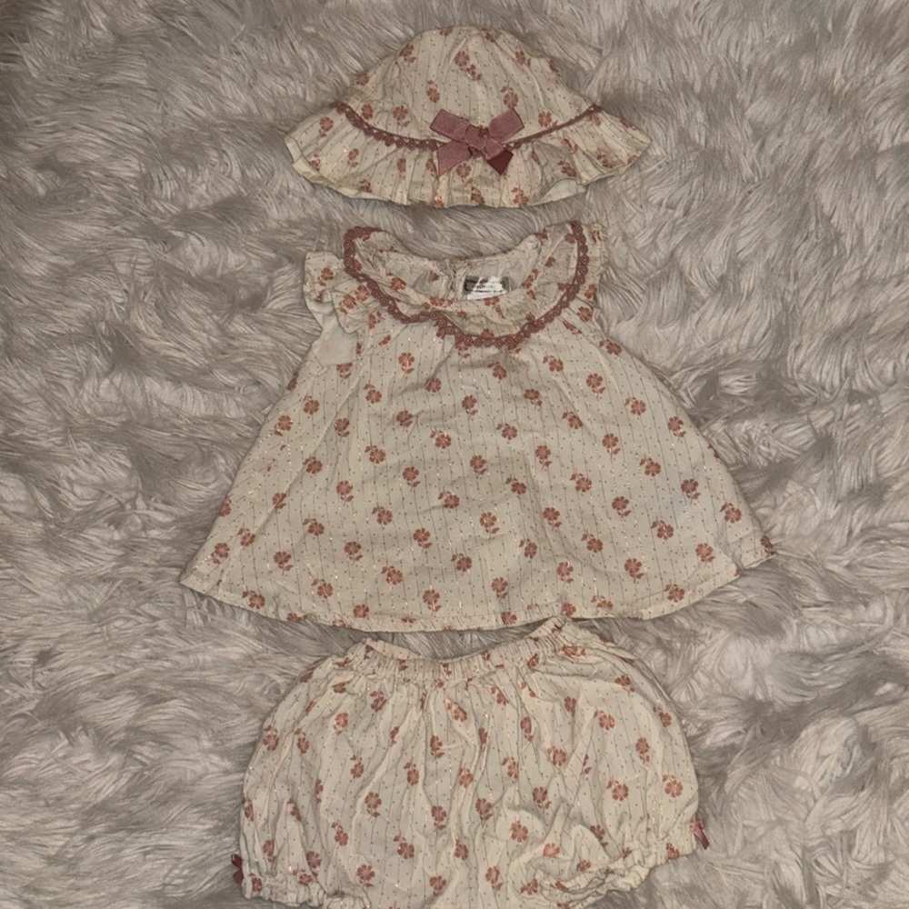 3 piece girls set used once was in closet in great condition no stains